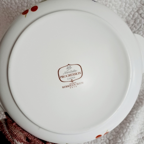 Noritake Progression China Berries N Such Baking/ Serving Dish - Picture 4 of 6